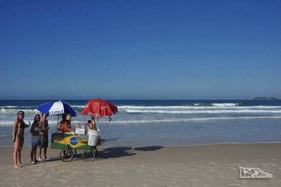 Matando a fome na praia dos Ingleses, no norte de Florianópolis, Santa Catarina